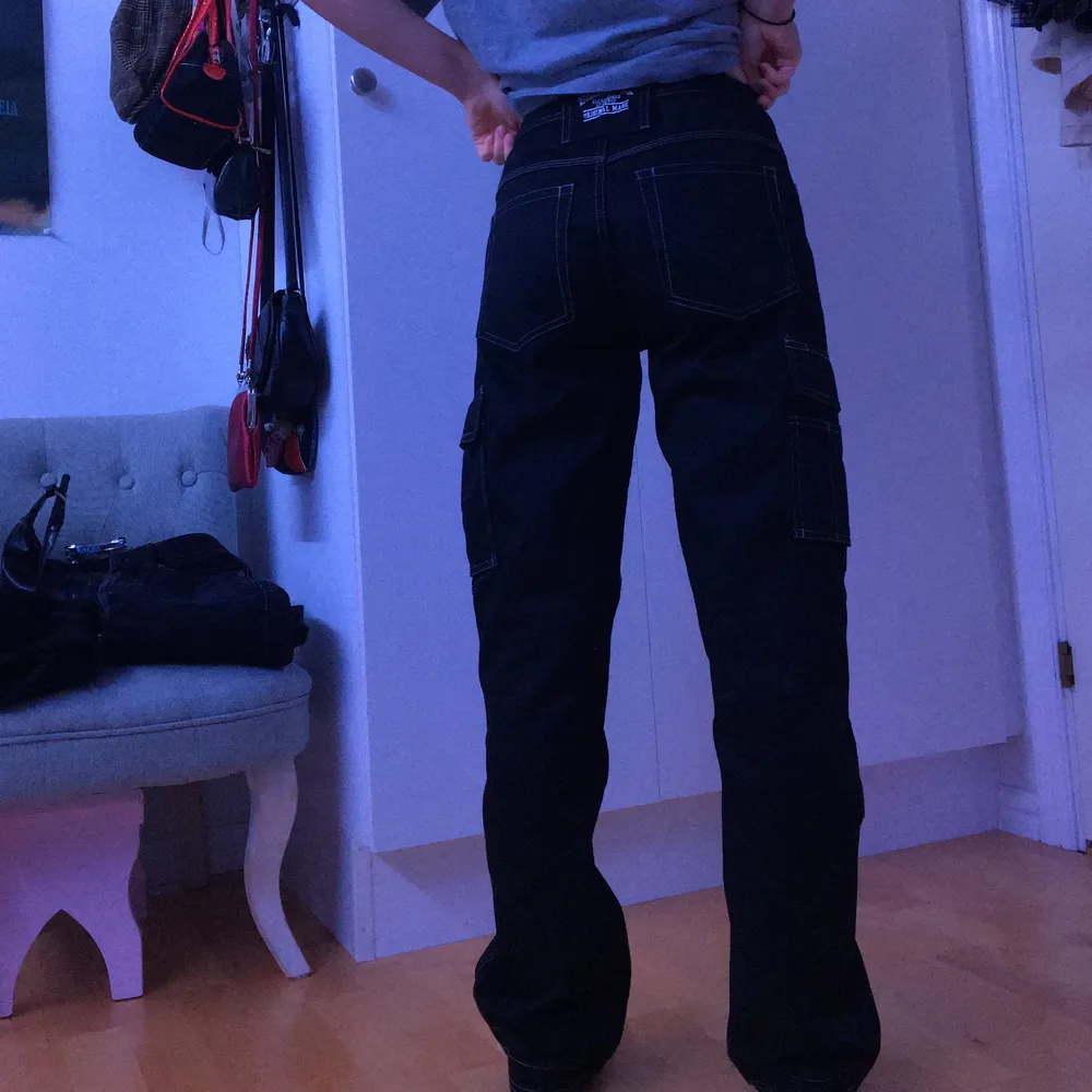 svarta, oanvända arbetarbyxor med fickor fram, bak och på båda byxbenen, men flera fack i fickorna också. supersköna och snygga. storleken motsvarar waist 24-26 inches, eller xs/s. Jeans & Byxor.