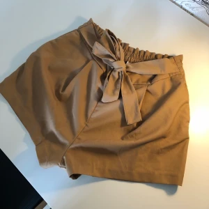 Shorts  - Shorts med knytning i midjan. Oanvänt skick