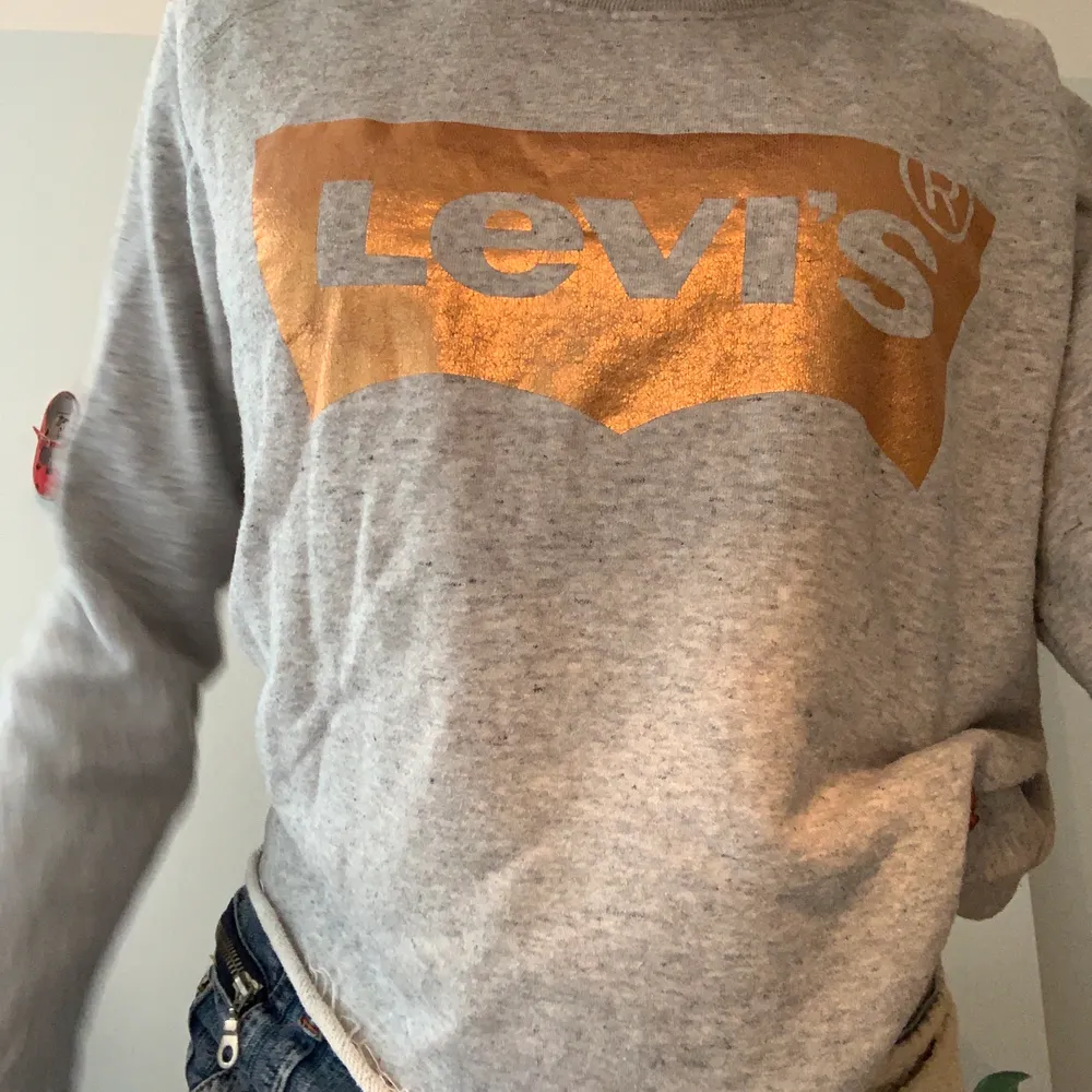 Långärmad varm tröja med Levis tryck på i guldiga format 🌟 använd fåtal gånger för ett tag sedan nu bara liggande i garderoben . Tröjor & Koftor.