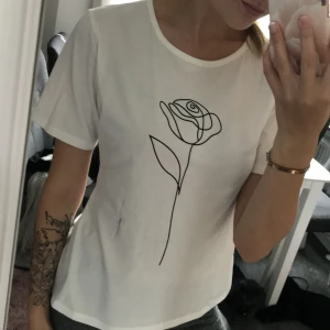 Tröja - Jättefin kvalité och mysig t-tröja! Använd bara en gång och är som ny! Frakt ingår i priset!😊