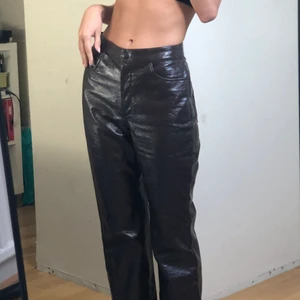 Bruna lackbyxor - Orimligt bekäma lackbyxor, passar en 34-36. Sömmen är lite trasig vid en av fickorna men annars är dem i gott skick. Är 165 för referens! Pm vid frågor 🥰