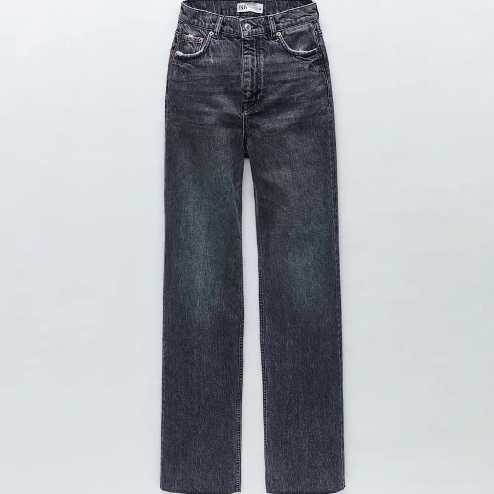 Säljer dessa as balla jeans från zara. Helt nya och aldrig använda!! köparen står för frakt💕 budgivning i kommentarerna om många vill köpa!!. Jeans & Byxor.