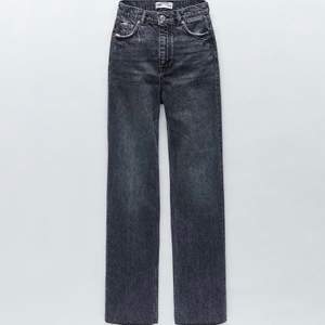 Säljer dessa as balla jeans från zara. Helt nya och aldrig använda!! köparen står för frakt💕 budgivning i kommentarerna om många vill köpa!!