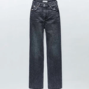 jeans  - Säljer dessa as balla jeans från zara. Helt nya och aldrig använda!! köparen står för frakt💕 budgivning i kommentarerna om många vill köpa!!