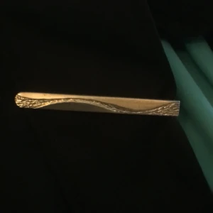 SLIPSNÅL ÄKTA SILVER - Slipsnål m fint mönster, äkta silver, stämplad på baksidan. Fin gåva 🎁 t pappa/pojkvän 😁