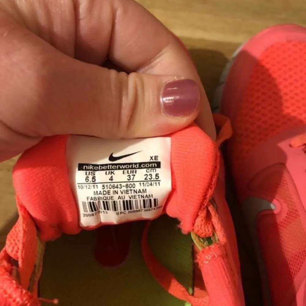 Nike free run skor. Detta är kopia men ser i stort sett ut som dem äkta. Använda någon enstaka gång. Säljer dessa i fler färger. Köparen står för frakten!. Skor.