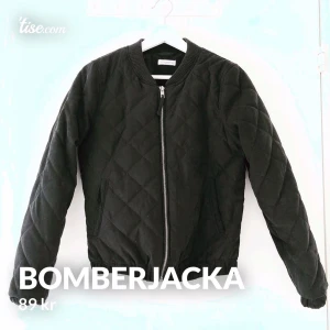 Bomberjacka  - Supersnygg rutig bomberjacka i storlek S, dock lite liten i storleken! Väldigt sparsamt använd, så i fint skick!  Frakt på 66kr tillkommer 📦