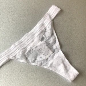 Stringtrosor i spets - Stringtrosor i spets, 1 par vita och 1 par ljusrosa. Aldrig använda. Ångrat köp men klippt bort lappen. Kan köpas separat, 50 kr/st. Skickar men köparen står för frakt/frimärke. Betalning via swish. 🌸