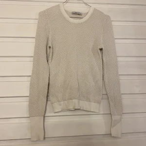 Zara tröja - En otroligt populär tröja från zara som tyvärr är förstor för mig, storlek L men skulle säga att det är från S och uppåt. Den är alltså helt oanvänd, startbud 150kr