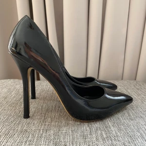 Svarta klackar - Svarta lack klackar 🖤🖤🖤 Aldrig använda Storlek 37, klackhöjd 11 cm