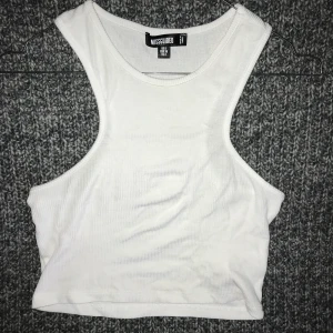 Vit topp - Säljer pga för liten, endast testad