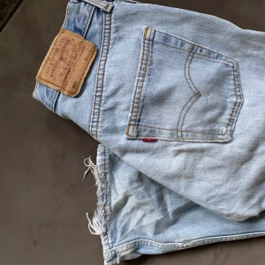 Vintage Levis  - Säljer ett par skitsnygga gamla Levis jenas. Dem har en del slitage, ett litet hål på rumpan (skriv om bild vill fås). På sista bilden ser man även en lagning som en skräddare sytt. Jag är 178. 