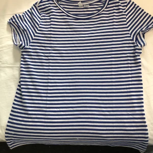 T-shirt - En blå-vit randig t-shirt köpt på HM för länge sedan. Har använts ett par gånger och kommer inte till användning längre. Bra skick. 50kr inkl frakt 🥰