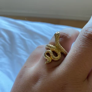 Guldig ring från chiquelle - Ascool ring från Chiquelle men då den är för liten för mig så säljer jag den. Slutsåld hos Chiquelle, använd någon gång men är som ny!💕