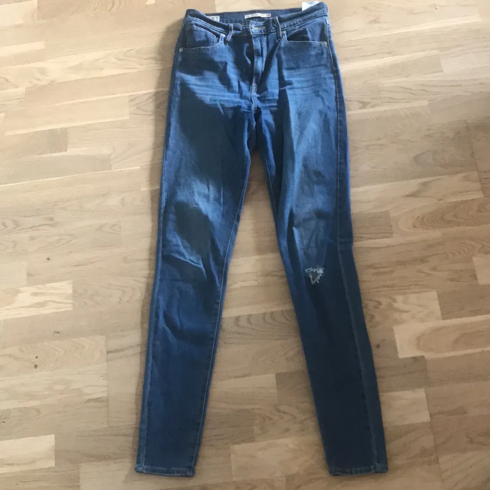 Ett par Blåa Levis jeans med ett litet hål på knät, väldigt stetchiga 💙👍🏽. Jeans & Byxor.