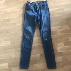 Ett par Blåa Levis jeans med ett litet hål på knät, väldigt stetchiga 💙👍🏽