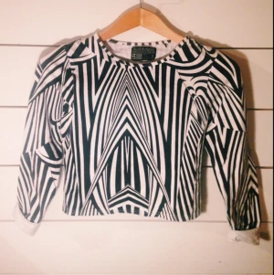  - Snygg tröja! (Den har dock blivit lite grå i mönstret) 