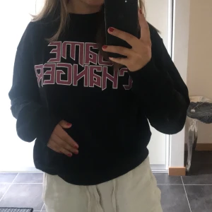 Oversized Sweatshirt  - En lite oversized sweatshirt med texten ”Game changer” från NAKD. I mycket bra skick. Säljer då den inte kommer till användning!! Köpare står för frakt ⚡️