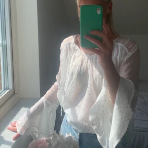 Topp - Hollister  - Supersöt topp från Hollister som man antingen kan ha knuten eller öppen💞 Använd fåtal gånger. Kan mötas upp i malmö eller Helsingborg annars står köparen för frakten 🥰