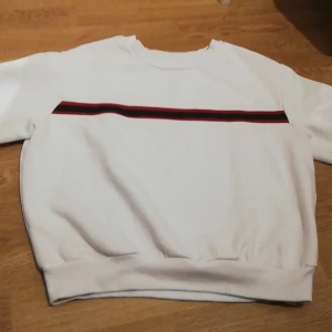 Vit tröja  - En vit tjock tröja med ett litet mönster jätte sjön, jätte fin. Säljer den för att den är för liten. Köparen står för frakten❤️😊