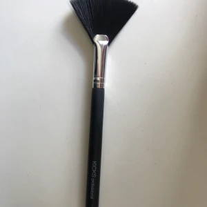 Oanvänd fan brush KICKS - Helt ny fan brush från KICKS