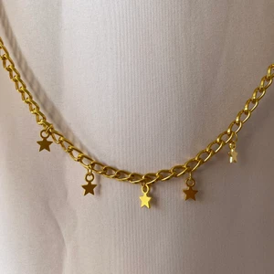 guldigt stjärnhalsband  - Handgjort halsband i guldfärg💘 Frakt 11kr🥰 Fler smycken på insta @sthlm.jewelry💘💘