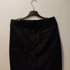 Kjol Monki - Går till midjan. 