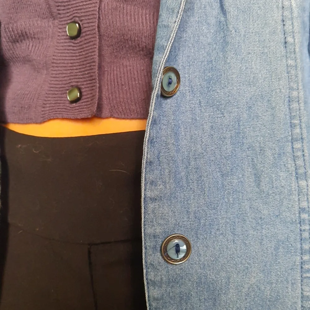 Original 80-tals jeans kavaj/jacka från Lindex, originalpris 150kr. Storlek S men är ganska stor, så skulle säga M snarare, visad på en S. Ganska breda axlar. Är snygg både för sig själv och med plagg under!. Jackor.