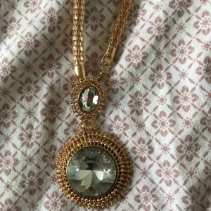 Smycken - Jär har vi två par örhängen och ett halsband som är oandvänt💕köparen står för frakten