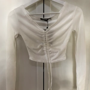 Söt topp - Super sött topp ifrån prettylittlething hel oanvänd med lappen kvar! Säljer pga att den är för lite för mig. Frakten är inräknad i priset!