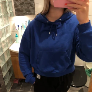 Blå hoodie från H&M - En blå hoodie från hm i ett mjukt o skönt material, är i bra skick utan defekter💓         