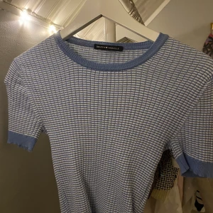 Brandy Melville stickas t shirt  - Brandy Melville stickad t shirt i nyskick. Storlek onesize passar som en S! Köpare står för frakten. Har bud på 230 så buda i kommentarerna! Budgivning slutar imorgon (fredag)  