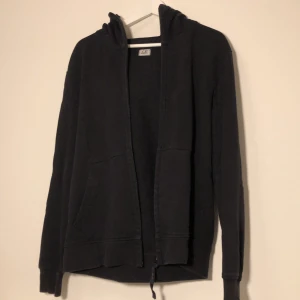C.P company hoodie storlek XL - Bra skick! Nypris: 2200kr. Urvuxen och säljes därav. Också väldigt små i storleken vilket gör att denna är ungefär som en L.