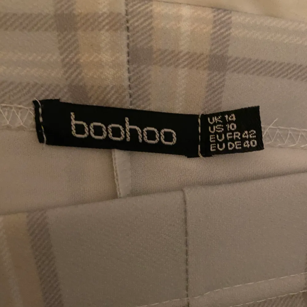 Supersnygga vida byxor från BOOHOO i storlek 40/42. Använd några få gånger och är i fint skick, 150kr inkl frakt🥰🌟. Jeans & Byxor.