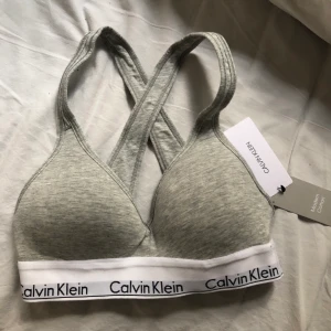 Calvin Klein, Bh - Säljer denna Calvin Klein bh, säljer den pga att den är för liten för mig! Den är i nyskick & är inte använd. Frakt tillkommer!