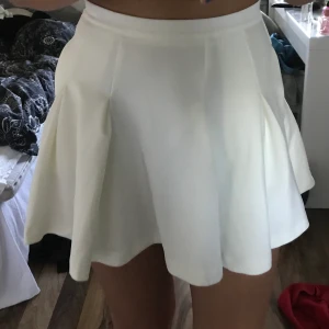 Vit kjol - Kjolen har fickor på vardera sidor. Kjolen är aldrig använt och prislappen sitter fortfarande kvar. Köparen står för frakt 