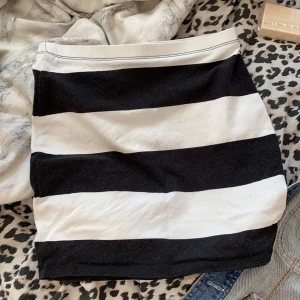 Fin kjol från hm  - Kjol från hm, passar tyvärr inte mig längre. Storlek 34.