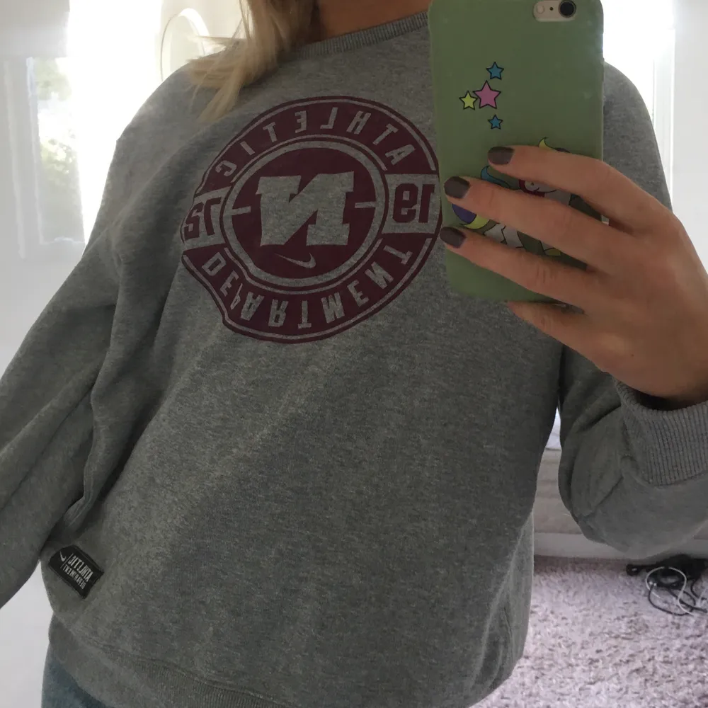 Säljer min fina vintage nike sweatshirt, frakt tillkommer på 63kr! Den är storlek L men skulle säga att den passar dem flesta storlekar beroende på hur man vill att den ska sitta💕 Högsta bud just nu är 280!. Tröjor & Koftor.