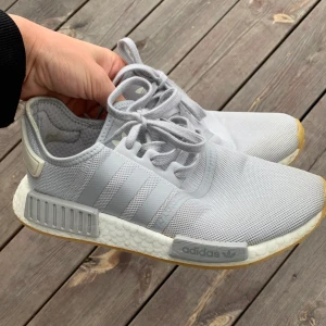 Som nya adidas nmd skor - Säljer nu vidare dessa skor jag köpte här på plick, då de tyvärr var lite för små för mig... de är I superfint skick, knappt smutsiga🥰 jag har bara testat dom!