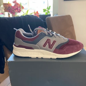 New balance  997h - Min sambos skor som är tyvärr för små för honom. Helt oanvända och kartong ingår. Kan mötas upp eller så betalar köparen för frakt.