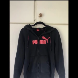 Puma zip hoodie storlek xs/s  - Super fin, frakt ingår 