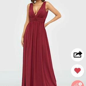 Lång klänning. - Säljer denna jätte fina klänningen från nelly. Den är bara använd till att ta några bilder i. Köpt för 699kr o säljs för 350kr+frakt. Kan också mötas upp i Skåne!☺