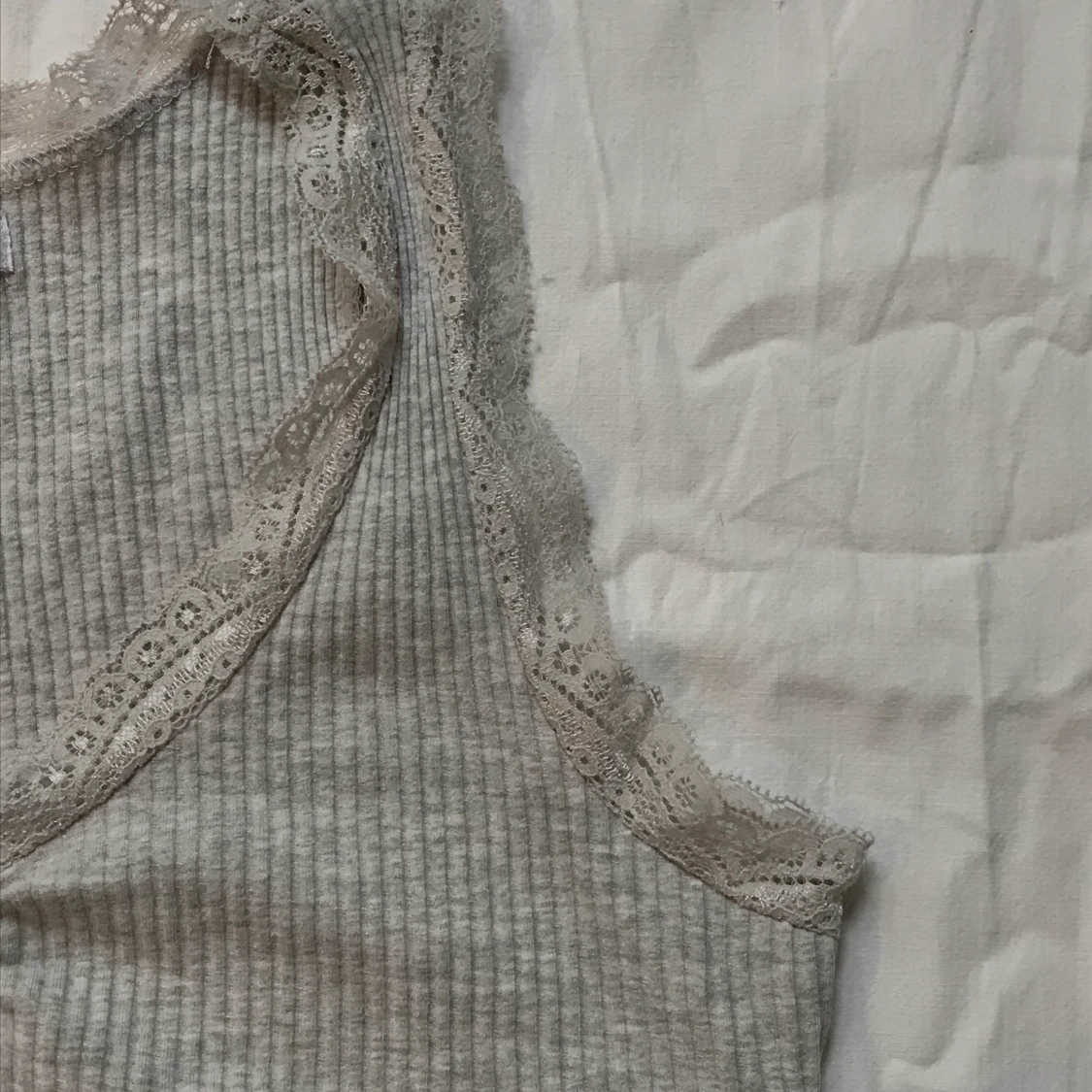 Fint linne med spets, stl s - 91
