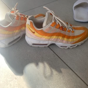 Nike air - Säljer mina orangea Nike air Max som är använda väldigt få gånger, säljer då de inte är min stil längre! Kom med ett pris så löser vi något!