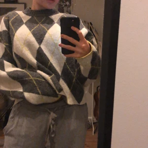 H&M X Pringle of Scotland tröja - Skön, mysig, cool tjocktröja från H&M, använd några gånger och tycker verkligen den är jättemysig, men jag har tyvärr tappat intresse för den och hoppas att den kan komma till nytta i någon annans händer! Passar bra nu i vinter. Den är i strl XS men den passar nog S också.