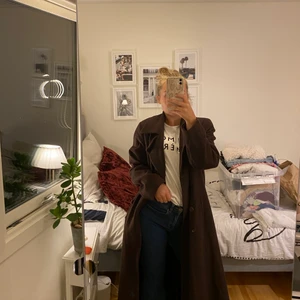 Brun kappa - Mörkbrun kappa från Mari Philippe. Används inte längre🙏🏼 perfekt nu till hösten🌙🍂🍁 säljs inte längre (märket)