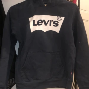 Levis Hoddie, blå - Mörkblå Levis hoddie i bra skick