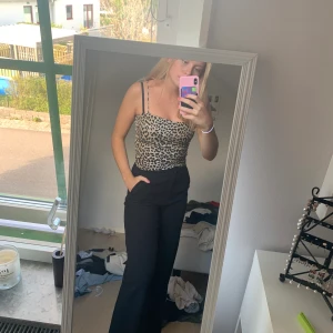 Leopard linne från gina - Jättefint linne med leopardmönster från gina. Säljes för blivit för liten. Pris kan diskuteras. Köparen står för frakten. Kan mötas upp i Lund.