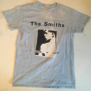 En rätt så använd The Smiths t shirt som blivit lite blekt men inga hål!