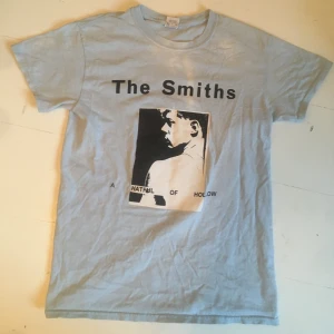 The Smiths T-shirt - En rätt så använd The Smiths t shirt som blivit lite blekt men inga hål!